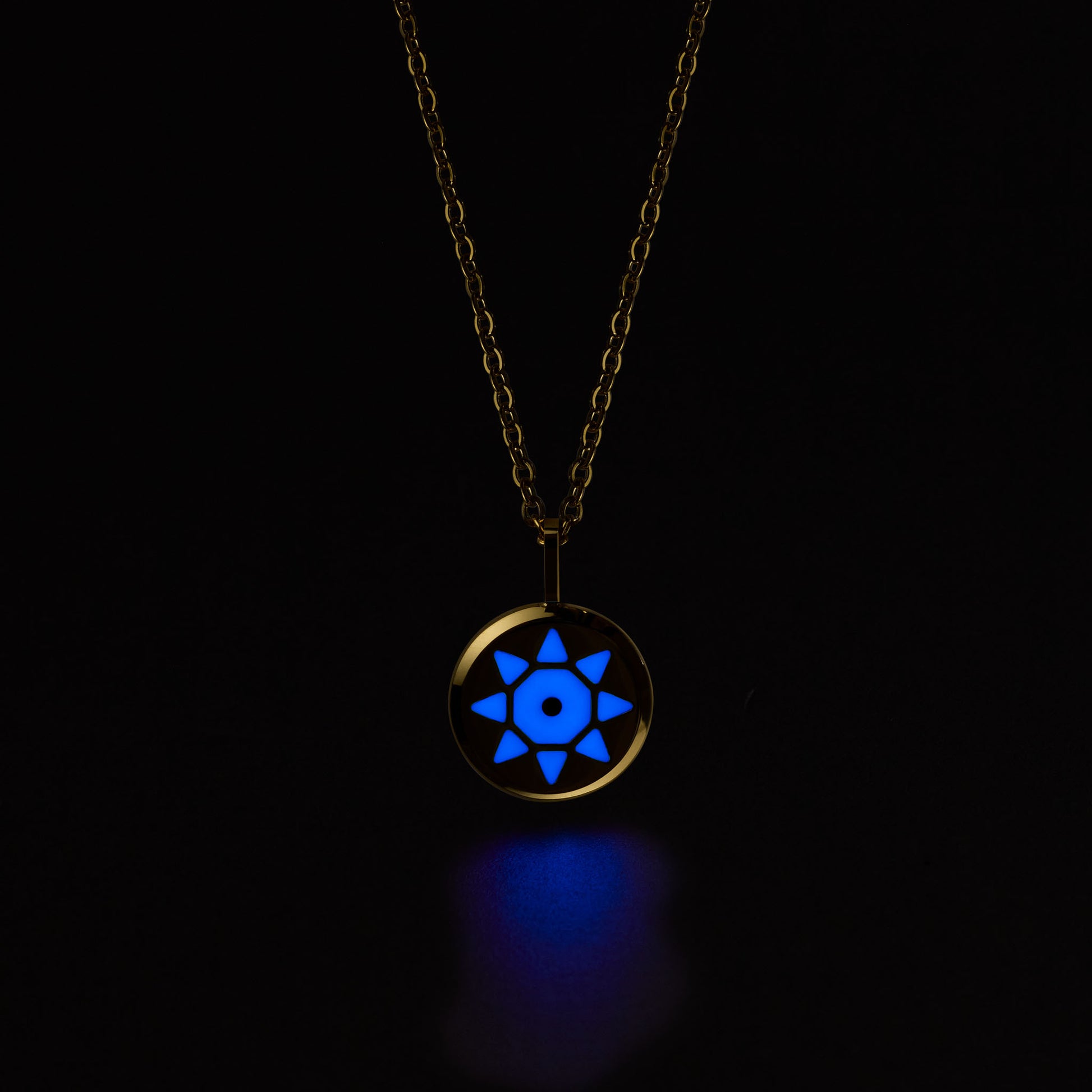 SOLIS Necklace with a pendant glowing blue in the dark